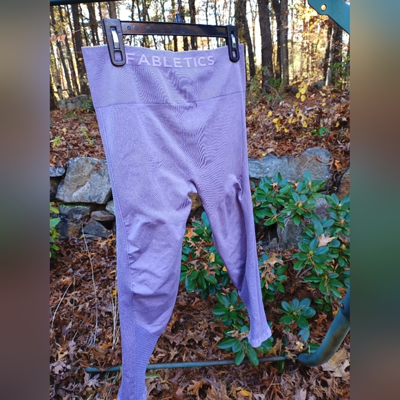 Fabletics nwt lilac mesh detail leggings - Picture 4 of 8